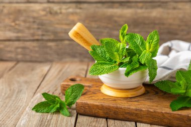 Salatalık suyu, limon, nane ve ahşap bir masada. İçme bardağında dilimlenmiş salatalık ile karıştırılmış su. Tonik ferahlatıcı bir içecek. Salatalık limonata. Doğal soğutma içeceği. Boşluğu kopyala.