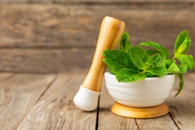 Salatalık suyu, limon, nane ve ahşap bir masada. İçme bardağında dilimlenmiş salatalık ile karıştırılmış su. Tonik ferahlatıcı bir içecek. Salatalık limonata. Doğal soğutma içeceği. Boşluğu kopyala.