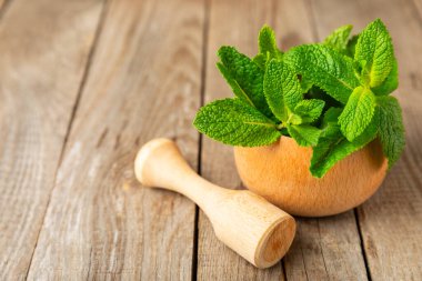 Salatalık suyu, limon, nane ve ahşap bir masada. İçme bardağında dilimlenmiş salatalık ile karıştırılmış su. Tonik ferahlatıcı bir içecek. Salatalık limonata. Doğal soğutma içeceği. Boşluğu kopyala.