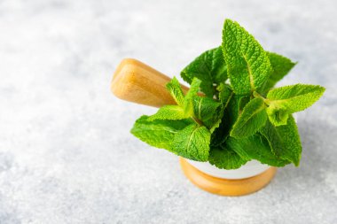 Salatalık suyu, limon, nane ve ahşap bir masada. İçme bardağında dilimlenmiş salatalık ile karıştırılmış su. Tonik ferahlatıcı bir içecek. Salatalık limonata. Doğal soğutma içeceği. Boşluğu kopyala.