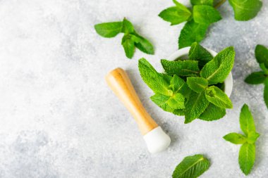 Salatalık suyu, limon, nane ve ahşap bir masada. İçme bardağında dilimlenmiş salatalık ile karıştırılmış su. Tonik ferahlatıcı bir içecek. Salatalık limonata. Doğal soğutma içeceği. Boşluğu kopyala.