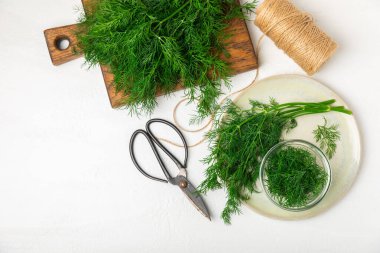 Ahşap arka planda Dill. Taze organik sebzeler. Dill çiftliği. Dereotu yapraklarını kes. Bahar genç deresi sürüsü. Vitaminler. İplik. Aromatik mutfak baharatı. Mesaj için yer. Boşluğu kopyala