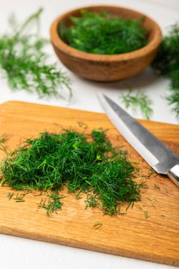 Ahşap arka planda Dill. Taze organik sebzeler. Dill çiftliği. Dereotu yapraklarını kes. Bahar genç deresi sürüsü. Vitaminler. İplik. Aromatik mutfak baharatı. Mesaj için yer. Boşluğu kopyala