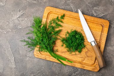 Ahşap arka planda Dill. Taze organik sebzeler. Dill çiftliği. Dereotu yapraklarını kes. Bahar genç deresi sürüsü. Vitaminler. İplik. Aromatik mutfak baharatı. Mesaj için yer. Boşluğu kopyala