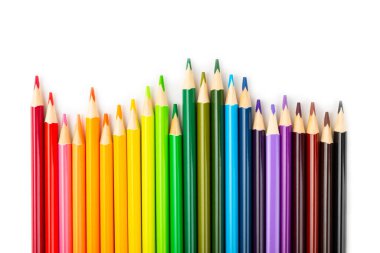 Beyaz arkaplanda izole edilmiş renkli kalemler. Boyama için ekipman. Yaratıcılık için kırtasiye malzemesi. Okula dönüyorum. Flatlay. Çocukların Yaratıcılığı ve Eğitimi. Gökkuşağı.