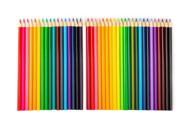 Beyaz arkaplanda izole edilmiş renkli kalemler. Boyama için ekipman. Yaratıcılık için kırtasiye malzemesi. Okula dönüyorum. Flatlay. Çocukların Yaratıcılığı ve Eğitimi. Gökkuşağı.