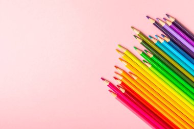 Renkli arka planda renkli kalemler. Boyama için ekipman. Yaratıcılık için kırtasiye malzemesi. Okula dönüyorum. Flatlay. Çocukların Yaratıcılığı ve Eğitimi. Rainbow.Mesaj için yer var. Boşluğu kopyala.