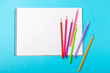 Renkli arka planda renkli kalemler. Boyama için ekipman. Yaratıcılık için kırtasiye malzemesi. Okula dönüyorum. Flatlay. Çocukların Yaratıcılığı ve Eğitimi. Rainbow.Mesaj için yer var. Boşluğu kopyala.