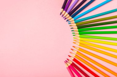Renkli arka planda renkli kalemler. Boyama için ekipman. Yaratıcılık için kırtasiye malzemesi. Okula dönüyorum. Flatlay. Çocukların Yaratıcılığı ve Eğitimi. Rainbow.Mesaj için yer var. Boşluğu kopyala.