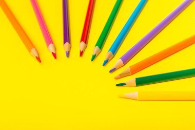 Renkli arka planda renkli kalemler. Boyama için ekipman. Yaratıcılık için kırtasiye malzemesi. Okula dönüyorum. Flatlay. Çocukların Yaratıcılığı ve Eğitimi. Rainbow.Mesaj için yer var. Boşluğu kopyala.