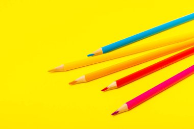 Renkli arka planda renkli kalemler. Boyama için ekipman. Yaratıcılık için kırtasiye malzemesi. Okula dönüyorum. Flatlay. Çocukların Yaratıcılığı ve Eğitimi. Rainbow.Mesaj için yer var. Boşluğu kopyala.