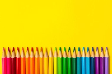 Renkli arka planda renkli kalemler. Boyama için ekipman. Yaratıcılık için kırtasiye malzemesi. Okula dönüyorum. Flatlay. Çocukların Yaratıcılığı ve Eğitimi. Rainbow.Mesaj için yer var. Boşluğu kopyala.