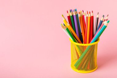 Renkli arka planda renkli kalemler. Boyama için ekipman. Yaratıcılık için kırtasiye malzemesi. Okula dönüyorum. Flatlay. Çocukların Yaratıcılığı ve Eğitimi. Rainbow.Mesaj için yer var. Boşluğu kopyala.