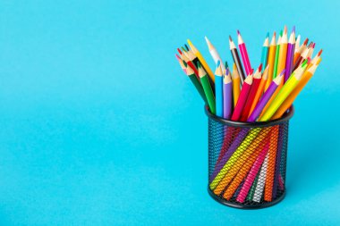 Renkli arka planda renkli kalemler. Boyama için ekipman. Yaratıcılık için kırtasiye malzemesi. Okula dönüyorum. Flatlay. Çocukların Yaratıcılığı ve Eğitimi. Rainbow.Mesaj için yer var. Boşluğu kopyala.