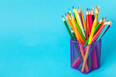 Renkli arka planda renkli kalemler. Boyama için ekipman. Yaratıcılık için kırtasiye malzemesi. Okula dönüyorum. Flatlay. Çocukların Yaratıcılığı ve Eğitimi. Rainbow.Mesaj için yer var. Boşluğu kopyala.