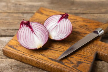 Mutfak masasında Shallot soğanı. Soğan dilimi. Soğan halkaları. Taze kırmızı soğan. Doğal, taze, vejetaryen yiyecekler. Tarım ürünleri. Sağlıklı beslenme. Sebzeler. Çiftçi pazarı..