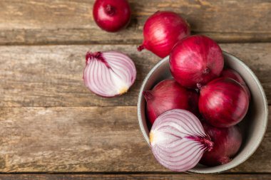 Mutfak masasında Shallot soğanı. Soğan dilimi. Soğan halkaları. Taze kırmızı soğan. Doğal, taze, vejetaryen yiyecekler. Tarım ürünleri. Sağlıklı beslenme. Sebzeler. Çiftçi pazarı..