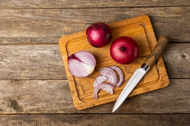 Mutfak masasında Shallot soğanı. Soğan dilimi. Soğan halkaları. Taze kırmızı soğan. Doğal, taze, vejetaryen yiyecekler. Tarım ürünleri. Sağlıklı beslenme. Sebzeler. Çiftçi pazarı..