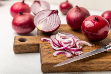 Mutfak masasında Shallot soğanı. Soğan dilimi. Soğan halkaları. Taze kırmızı soğan. Doğal, taze, vejetaryen yiyecekler. Tarım ürünleri. Sağlıklı beslenme. Sebzeler. Çiftçi pazarı..