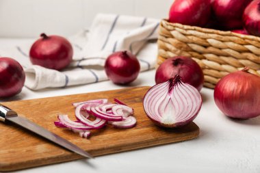 Mutfak masasında Shallot soğanı. Soğan dilimi. Soğan halkaları. Taze kırmızı soğan. Doğal, taze, vejetaryen yiyecekler. Tarım ürünleri. Sağlıklı beslenme. Sebzeler. Çiftçi pazarı..