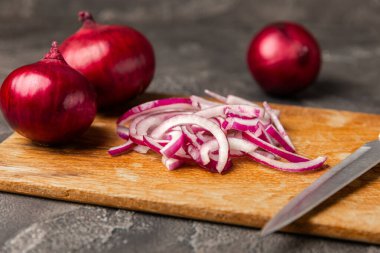 Mutfak masasında Shallot soğanı. Soğan dilimi. Soğan halkaları. Taze kırmızı soğan. Doğal, taze, vejetaryen yiyecekler. Tarım ürünleri. Sağlıklı beslenme. Sebzeler. Çiftçi pazarı..