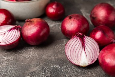Mutfak masasında Shallot soğanı. Soğan dilimi. Soğan halkaları. Taze kırmızı soğan. Doğal, taze, vejetaryen yiyecekler. Tarım ürünleri. Sağlıklı beslenme. Sebzeler. Çiftçi pazarı..