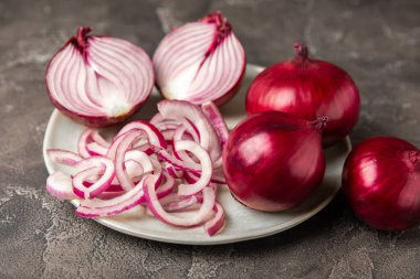 Mutfak masasında Shallot soğanı. Soğan dilimi. Soğan halkaları. Taze kırmızı soğan. Doğal, taze, vejetaryen yiyecekler. Tarım ürünleri. Sağlıklı beslenme. Sebzeler. Çiftçi pazarı..