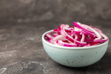 Mutfak masasında Shallot soğanı. Soğan dilimi. Soğan halkaları. Taze kırmızı soğan. Doğal, taze, vejetaryen yiyecekler. Tarım ürünleri. Sağlıklı beslenme. Sebzeler. Çiftçi pazarı..