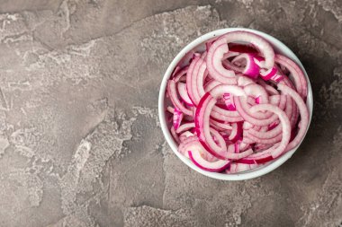 Mutfak masasında Shallot soğanı. Soğan dilimi. Soğan halkaları. Taze kırmızı soğan. Doğal, taze, vejetaryen yiyecekler. Tarım ürünleri. Sağlıklı beslenme. Sebzeler. Çiftçi pazarı..