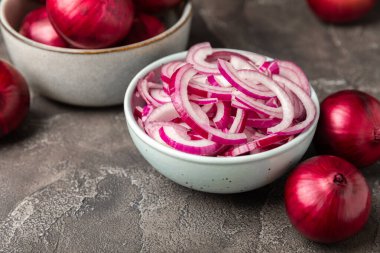 Mutfak masasında Shallot soğanı. Soğan dilimi. Soğan halkaları. Taze kırmızı soğan. Doğal, taze, vejetaryen yiyecekler. Tarım ürünleri. Sağlıklı beslenme. Sebzeler. Çiftçi pazarı..