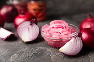 Masadaki cam kavanozda soğan turşusu. Kırmızı soğan turşusu. Vejetaryen baharatlı yemek. Lezzetli ev yapımı marine edilmiş mor soğan turşusu. Mesaj için yer var. Boşluğu kopyala.