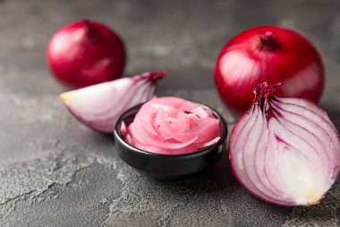 Masadaki cam kavanozda soğan turşusu. Kırmızı soğan turşusu. Vejetaryen baharatlı yemek. Lezzetli ev yapımı marine edilmiş mor soğan turşusu. Mesaj için yer var. Boşluğu kopyala.