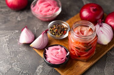 Masadaki cam kavanozda soğan turşusu. Kırmızı soğan turşusu. Vejetaryen baharatlı yemek. Lezzetli ev yapımı marine edilmiş mor soğan turşusu. Mesaj için yer var. Boşluğu kopyala.