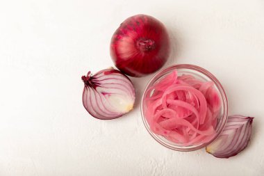 Masadaki cam kavanozda soğan turşusu. Kırmızı soğan turşusu. Vejetaryen baharatlı yemek. Lezzetli ev yapımı marine edilmiş mor soğan turşusu. Mesaj için yer var. Boşluğu kopyala.