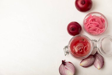 Masadaki cam kavanozda soğan turşusu. Kırmızı soğan turşusu. Vejetaryen baharatlı yemek. Lezzetli ev yapımı marine edilmiş mor soğan turşusu. Mesaj için yer var. Boşluğu kopyala.