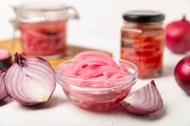 Masadaki cam kavanozda soğan turşusu. Kırmızı soğan turşusu. Vejetaryen baharatlı yemek. Lezzetli ev yapımı marine edilmiş mor soğan turşusu. Mesaj için yer var. Boşluğu kopyala.