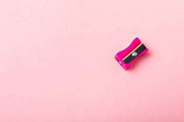 Renkli arka planda kalem açacağı. Kalem ve kalem talaşı. Kırtasiye malzemeleri. Okul malzemeleri. Okul ürünleri. Düz yatıyordu. Mesaj için yer. Boşluğu kopyala.