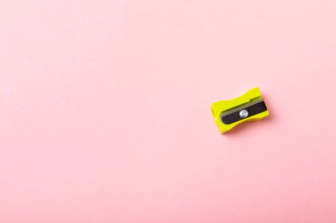 Renkli arka planda kalem açacağı. Kalem ve kalem talaşı. Kırtasiye malzemeleri. Okul malzemeleri. Okul ürünleri. Düz yatıyordu. Mesaj için yer. Boşluğu kopyala.