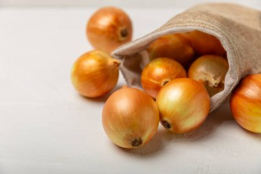 Mutfak masasında soğan. Soğan dilimi. Soğan halkaları. Taze Sarı Soğan. Doğal, taze, vejetaryen yiyecekler. Tarım ürünleri. Sağlıklı beslenme. Sebzeler. Çiftçi pazarı. Metin için boşluk. Boşluğu kopyala