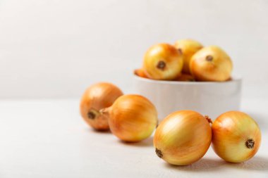 Mutfak masasında soğan. Soğan dilimi. Soğan halkaları. Taze Sarı Soğan. Doğal, taze, vejetaryen yiyecekler. Tarım ürünleri. Sağlıklı beslenme. Sebzeler. Çiftçi pazarı. Metin için boşluk. Boşluğu kopyala