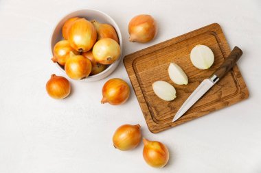 Mutfak masasında soğan. Soğan dilimi. Soğan halkaları. Taze Sarı Soğan. Doğal, taze, vejetaryen yiyecekler. Tarım ürünleri. Sağlıklı beslenme. Sebzeler. Çiftçi pazarı. Metin için boşluk. Boşluğu kopyala