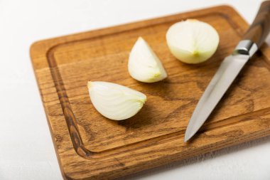 Mutfak masasında soğan. Soğan dilimi. Soğan halkaları. Taze Sarı Soğan. Doğal, taze, vejetaryen yiyecekler. Tarım ürünleri. Sağlıklı beslenme. Sebzeler. Çiftçi pazarı. Metin için boşluk. Boşluğu kopyala