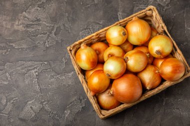 Mutfak masasında soğan. Soğan dilimi. Soğan halkaları. Taze Sarı Soğan. Doğal, taze, vejetaryen yiyecekler. Tarım ürünleri. Sağlıklı beslenme. Sebzeler. Çiftçi pazarı. Metin için boşluk. Boşluğu kopyala