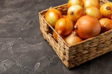 Mutfak masasında soğan. Soğan dilimi. Soğan halkaları. Taze Sarı Soğan. Doğal, taze, vejetaryen yiyecekler. Tarım ürünleri. Sağlıklı beslenme. Sebzeler. Çiftçi pazarı. Metin için boşluk. Boşluğu kopyala