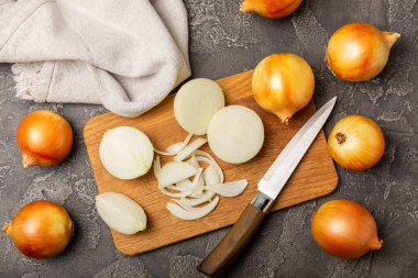 Mutfak masasında soğan. Soğan dilimi. Soğan halkaları. Taze Sarı Soğan. Doğal, taze, vejetaryen yiyecekler. Tarım ürünleri. Sağlıklı beslenme. Sebzeler. Çiftçi pazarı. Metin için boşluk. Boşluğu kopyala