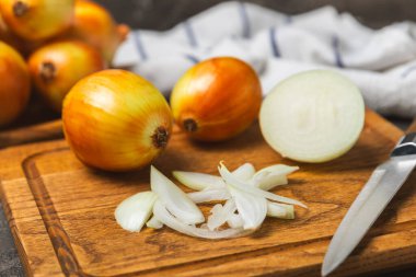 Mutfak masasında soğan. Soğan dilimi. Soğan halkaları. Taze Sarı Soğan. Doğal, taze, vejetaryen yiyecekler. Tarım ürünleri. Sağlıklı beslenme. Sebzeler. Çiftçi pazarı. Metin için boşluk. Boşluğu kopyala