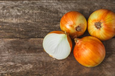 Mutfak masasında soğan. Soğan dilimi. Soğan halkaları. Taze Sarı Soğan. Doğal, taze, vejetaryen yiyecekler. Tarım ürünleri. Sağlıklı beslenme. Sebzeler. Çiftçi pazarı. Metin için boşluk. Boşluğu kopyala