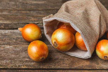 Mutfak masasında soğan. Soğan dilimi. Soğan halkaları. Taze Sarı Soğan. Doğal, taze, vejetaryen yiyecekler. Tarım ürünleri. Sağlıklı beslenme. Sebzeler. Çiftçi pazarı. Metin için boşluk. Boşluğu kopyala