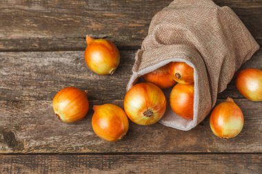 Mutfak masasında soğan. Soğan dilimi. Soğan halkaları. Taze Sarı Soğan. Doğal, taze, vejetaryen yiyecekler. Tarım ürünleri. Sağlıklı beslenme. Sebzeler. Çiftçi pazarı. Metin için boşluk. Boşluğu kopyala