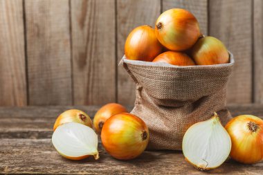 Mutfak masasında soğan. Soğan dilimi. Soğan halkaları. Taze Sarı Soğan. Doğal, taze, vejetaryen yiyecekler. Tarım ürünleri. Sağlıklı beslenme. Sebzeler. Çiftçi pazarı. Metin için boşluk. Boşluğu kopyala